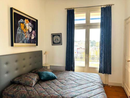 une chambre avec un lit et une grande fenêtre dans l'établissement Résidence Grand Hotel - Arcachon - Charmant T2 dans la Résidence du Grand Hôtel MAE-9504, à Arcachon