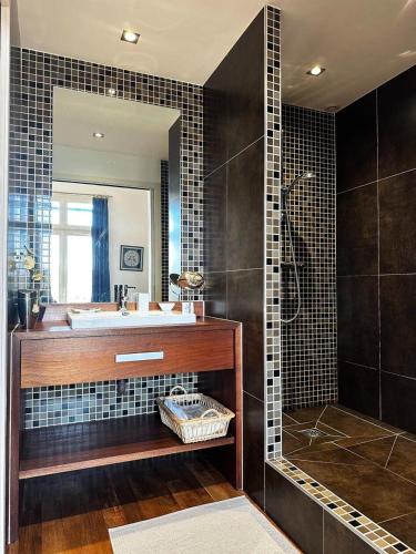 une salle de bain avec une baignoire, un lavabo et un miroir dans l'établissement Résidence Grand Hotel - Arcachon - Charmant T2 dans la Résidence du Grand Hôtel MAE-9504, à Arcachon