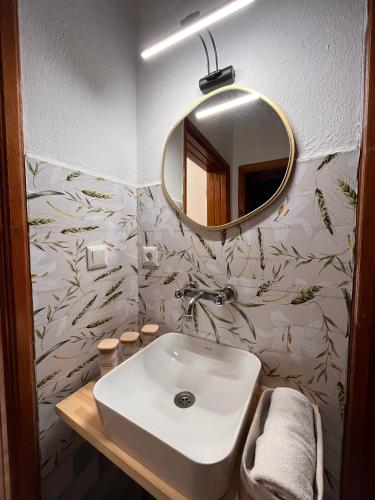 a bathroom with a sink and a mirror at DALAMAN 2 ODALI DAİRE in Dalaman