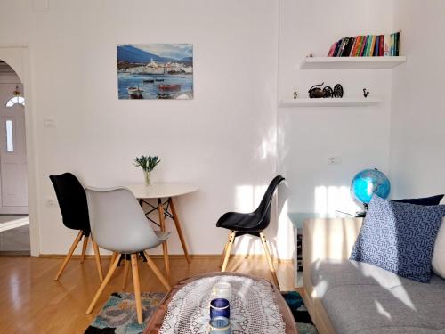 a living room with a table and chairs at Apartman Vedra in Umag
