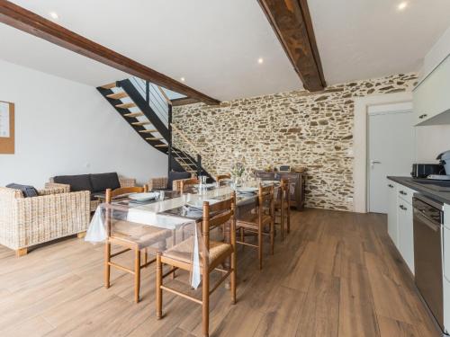 une cuisine et une salle à manger avec une table et des chaises dans l'établissement Maison de Campagne au Calme avec Terrasse, 3 Chambres - FR-1-306-1300, à Nort-sur-Erdre