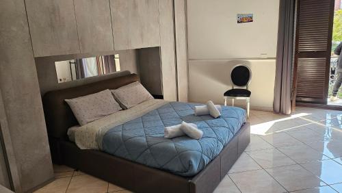 een slaapkamer met een bed met twee kussens erop bij Saint Cristofer house in Catania