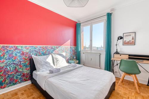 une chambre avec un lit et un mur rouge dans l'établissement Le Super 8 - Free Parking, Balcony, 100m2, Wi-Fi, à Angers