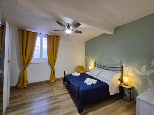 ein Schlafzimmer mit einem Bett und einem Deckenventilator in der Unterkunft Casa Mamma Maria in Tivoli