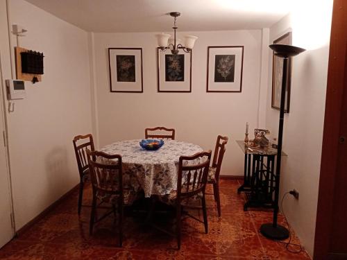 a dining room with a table and chairs at Departamento en playa blanca in Antofagasta
