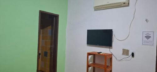 Televisyen dan/atau pusat hiburan di Pousada Jardim do Éden