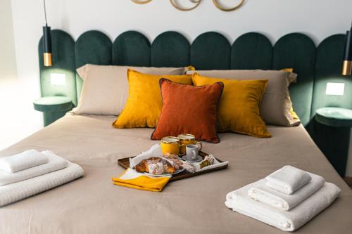 Ένα ή περισσότερα κρεβάτια σε δωμάτιο στο Mirò Suite Catania - Elegant Apartment Centro Storico