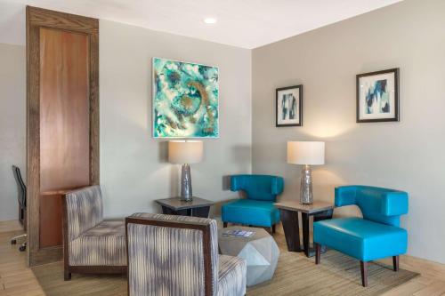 a waiting room at a hospital with blue chairs at Best Western Club House Inn & Suites in Mineral Wells