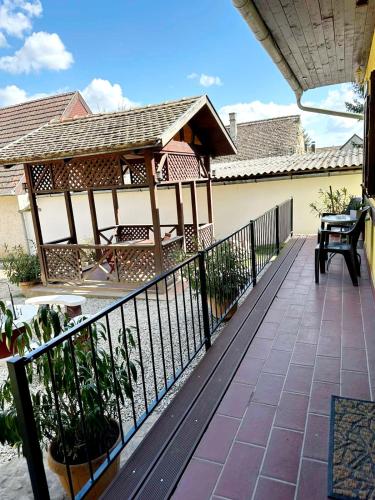 Un balcón o terraza en Forrás Vendégház