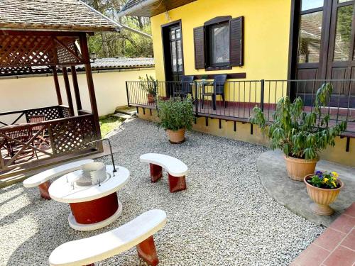 Un balcón o terraza en Forrás Vendégház