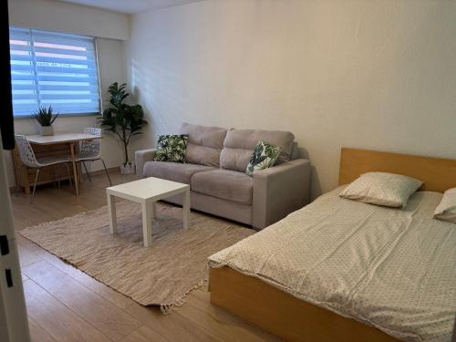 un salon avec un canapé et une table dans l'établissement Centre Golfe Juan Plage et transports à pied, 5 min Cannes, à Vallauris