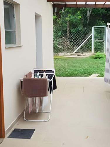 a kitchen with a table and a door to a yard at Bosque do Itaoca - Beira do Rio, Lago, Mata Nativa in Guararema