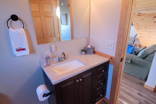 un bagno con lavandino e specchio di Sugar House Cottage close to Smugglers Notch a Cambridge