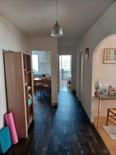 Il comprend un salon et une salle à manger avec une table à manger. dans l'établissement Spacious apartment bellevue, à Brest
