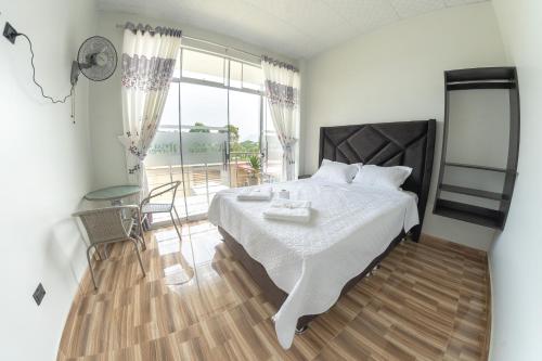 Postel nebo postele na pokoji v ubytování Las Cascadas Resort