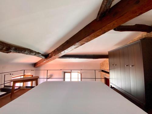 a bedroom with a white bed and a table at Piazza Bovio - Casa "Domi" con Aria condizionata nel Centro Storico in Piombino