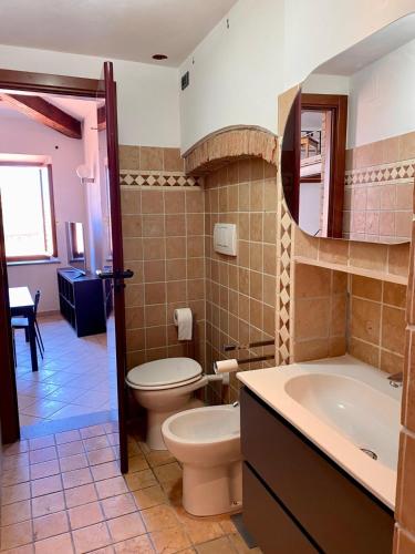 a bathroom with a toilet and a tub and a sink at Piazza Bovio - Casa "Domi" con Aria condizionata nel Centro Storico in Piombino
