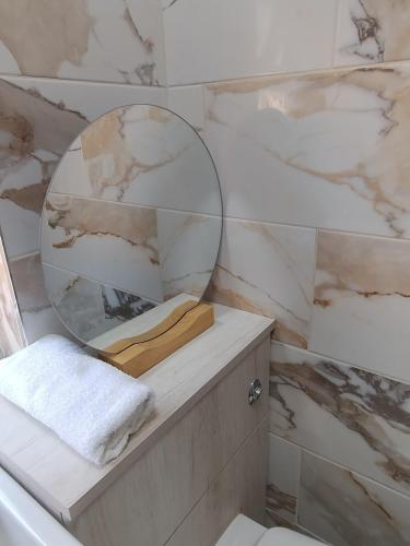 baño con espejo encima de un lavabo en 3BR Sleeps 10 Walk to Alex Park, en Mánchester