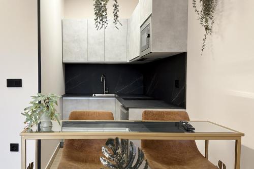Una cocina con una mesa y algunas sillas. en Flower Deluxe 2 Estudio Jardin 6082A, en Noja