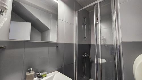 Ένα μπάνιο στο Villa Babilon
