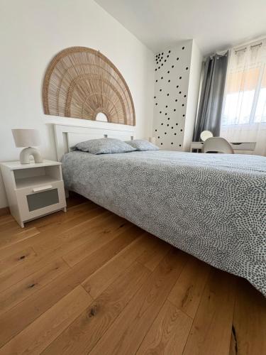 Postel nebo postele na pokoji v ubytování Modern apartment with balcony