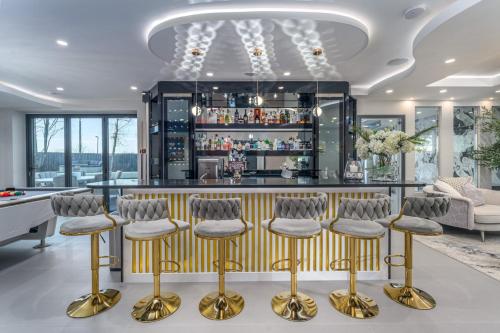 Gallery image of Luxury 7 Bed Durham Mansion Pool, Spa, Cinema in Durham