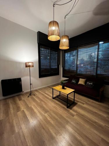 Travesia Sur Hostel في إل بولسون: غرفة معيشة بها أريكة وطاولة