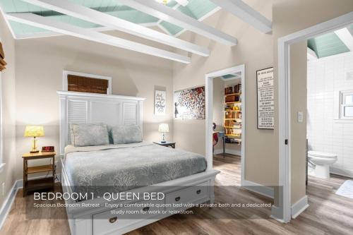 una camera da letto con un letto e un bagno di Mills Cottage a Orlando