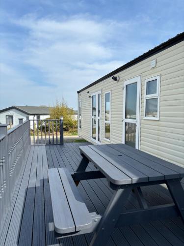 Balkón nebo terasa v ubytování Seaside Escape 2-Bed Caravan at Seven Bays Park
