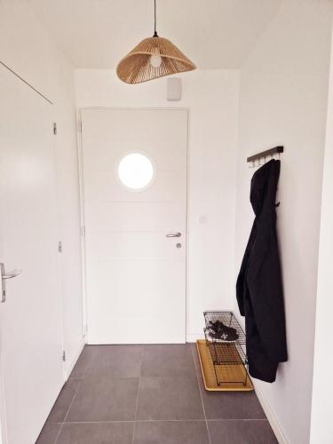 a hallway with a white room with a door and a ceiling at Maison avec jardin en plein coeur de la Gacilly in La Gacilly
