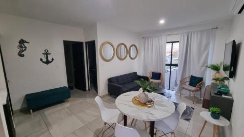 マサトランにあるPrecioso Departamento equipado con alberca y minigolfのテーブルとソファのあるリビングルーム