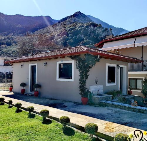 Imagen de la galería de Vasia's Cozy House, en Graviá