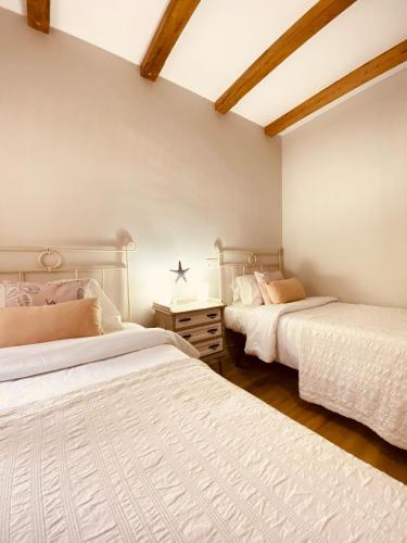 two beds sitting next to each other in a bedroom at El Hogarin de Veronica in Gijón
