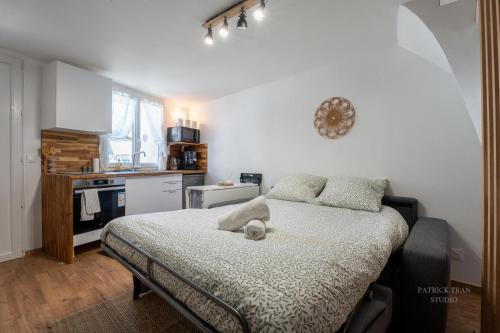 une chambre avec un lit et une cuisine dans l'établissement Maison de ville en triplex pour 6 personnes près de Disney et Paris, à Montévrain