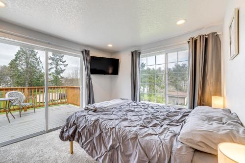 una camera da letto con un letto e un balcone di 3 Mi to Beach Oregon North Coast Retreat a Warrenton