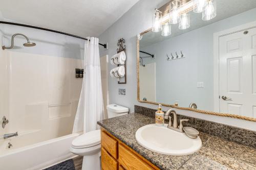 un bagno con lavandino e WC di 3 Mi to Beach Oregon North Coast Retreat a Warrenton
