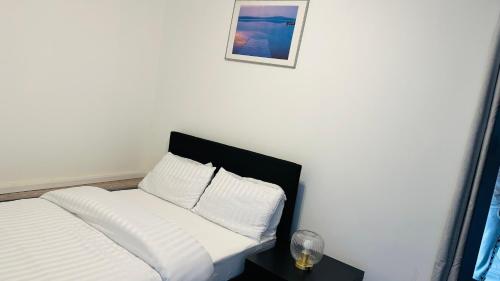 Postel nebo postele na pokoji v ubytování Cosy and Comfy