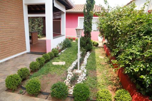 a garden in front of a house at Chalet Rustico da Elena com Sauna y Jacuzzi Unicep in São Carlos