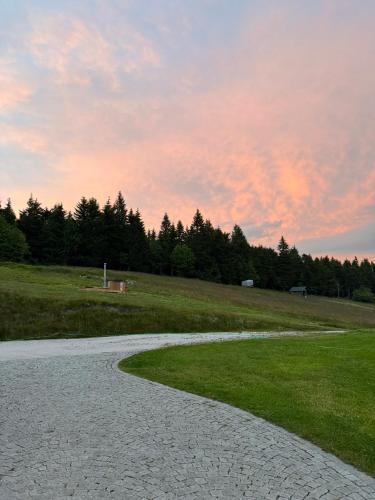 Východ nebo západ slunce při pohledu z hotelu nebo okolí