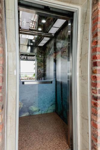an open door into an empty room with a window at Bunde Haus Hotel EXPRESS BOUTIQUE in Ibagué