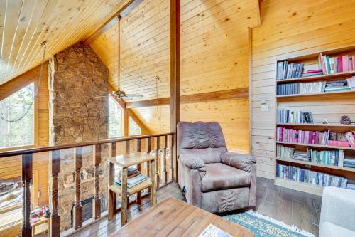Ruang duduk di 4 Mi to RMNP Allenspark Cabin with Wraparound Deck!