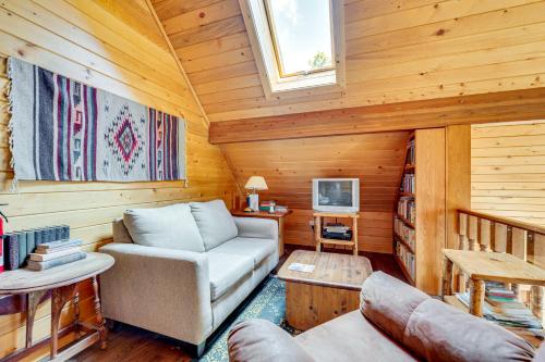 Televisyen dan/atau pusat hiburan di 4 Mi to RMNP Allenspark Cabin with Wraparound Deck!