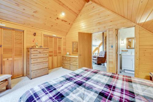 Katil atau katil-katil dalam bilik di 4 Mi to RMNP Allenspark Cabin with Wraparound Deck!