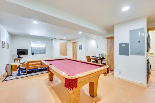 Dapur atau dapur kecil di 4 Mi to RMNP Allenspark Cabin with Wraparound Deck!
