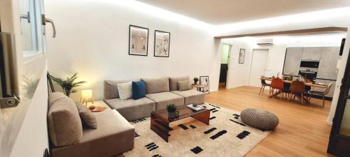 Suite CityLife 6 Guests - XL Living and 2 Baths