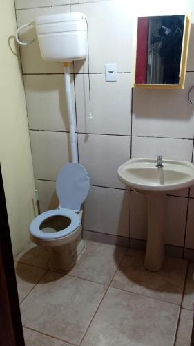 Bilik mandi di Pousada Triunfo Laranjal