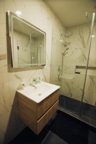 Essence 1 BDRM Luxury Aptにあるバスルーム