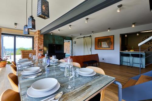Μια τηλεόραση ή/και κέντρο ψυχαγωγίας στο Holiday house Sunset Chalet with Indoor pool