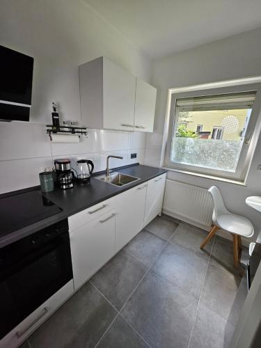Η κουζίνα ή μικρή κουζίνα στο Modern Homes - Voll ausgestatte Wohnung - Balkon - Hotelbetten - 4K TV - WLAN