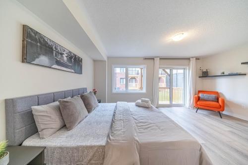 En eller flere senge i et værelse på Entire home in Oakville, Canada